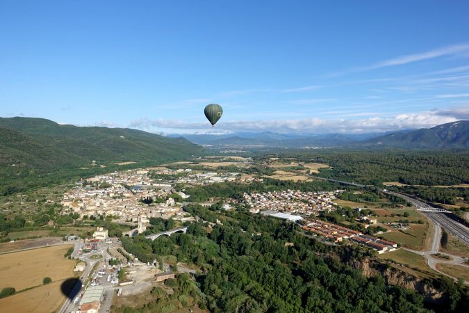 Ausblick vom Heißluftballon auf die Besalú