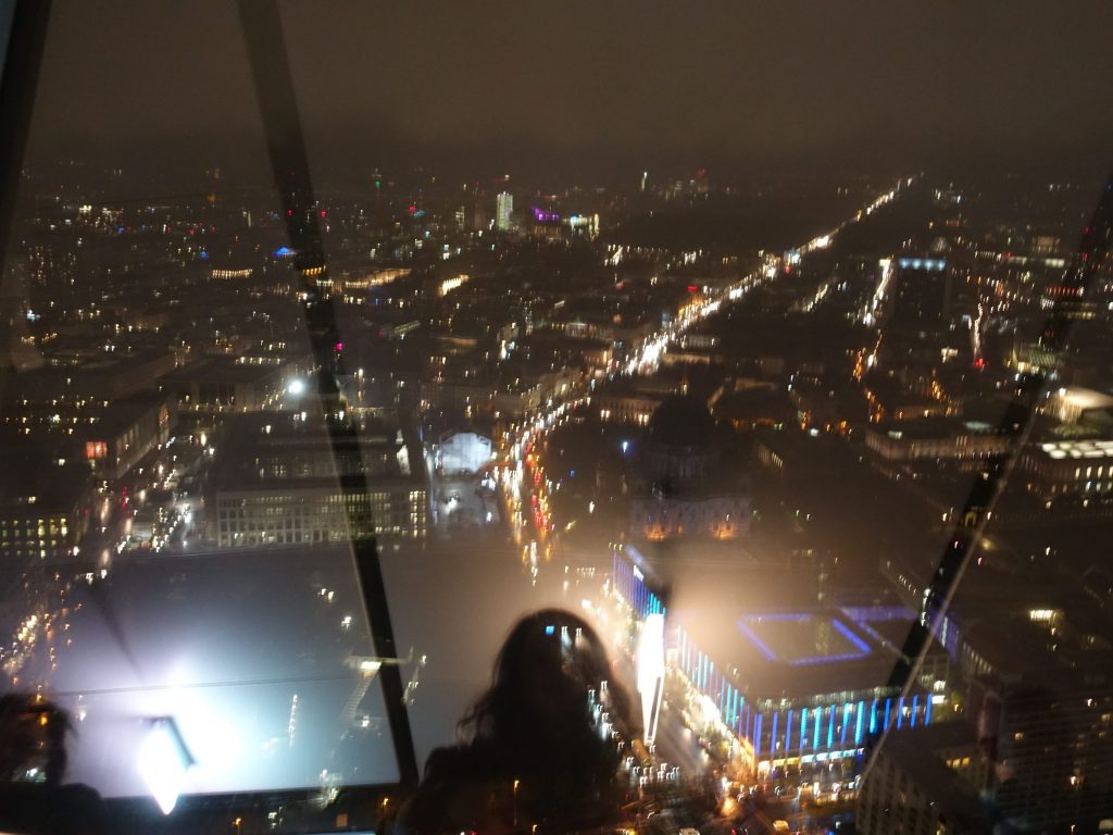Aussicht vom Fernsehturm in Berlin bei Nacht auf die erleuchteten Straßenzüge