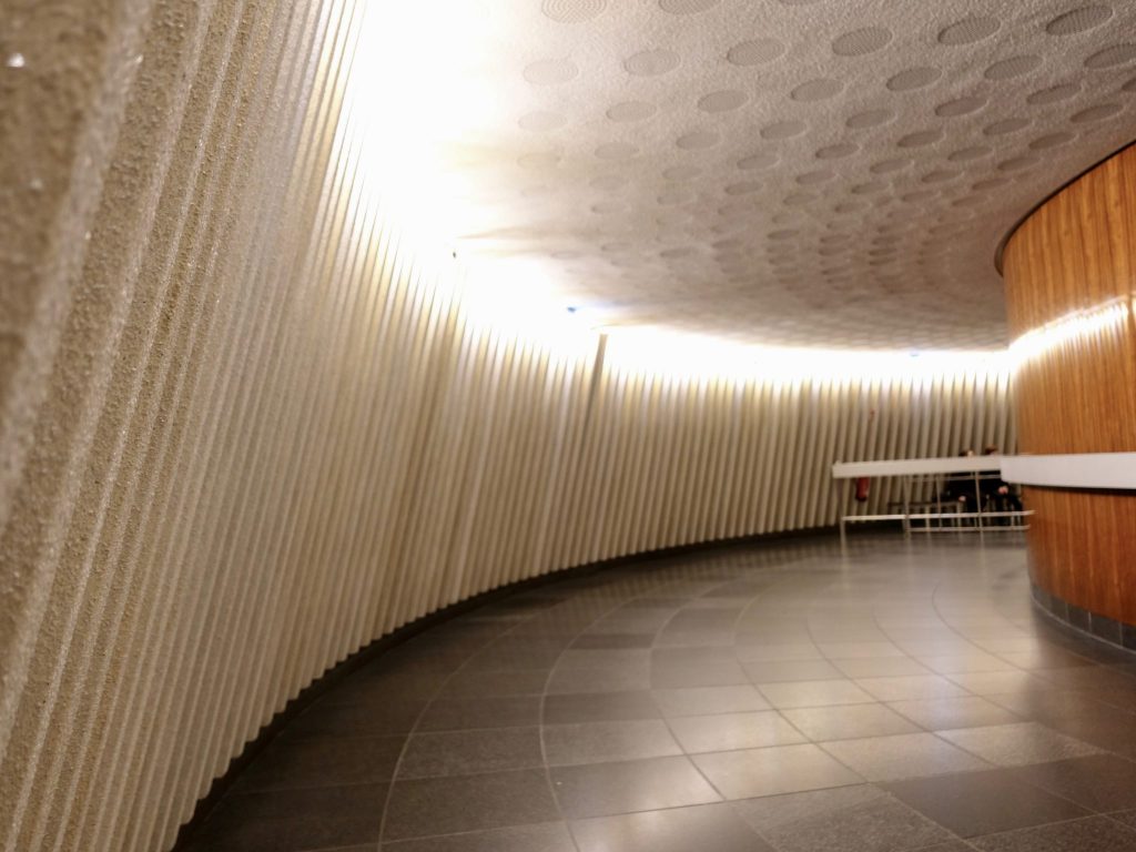 Am Weg zu den Liftanlagen im Berliner Fernsehturm