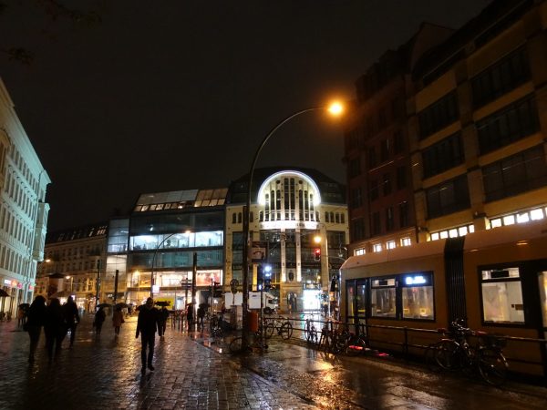 Die Hackeschen Höfe vom Hackescher Markt kommend