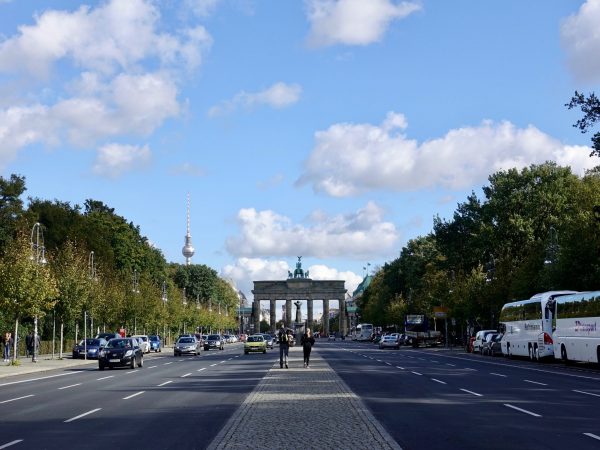 Straße des 17. Juni Richtung Brandenburger Tor in Berlin