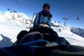 Mit dem Biski beim Lift fahren am Stubaier Gletscher in Tirol