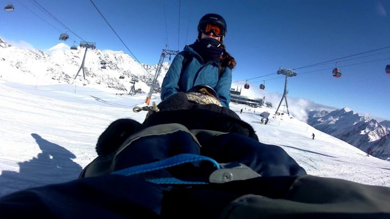 Mit dem Biski beim Lift fahren am Stubaier Gletscher in Tirol