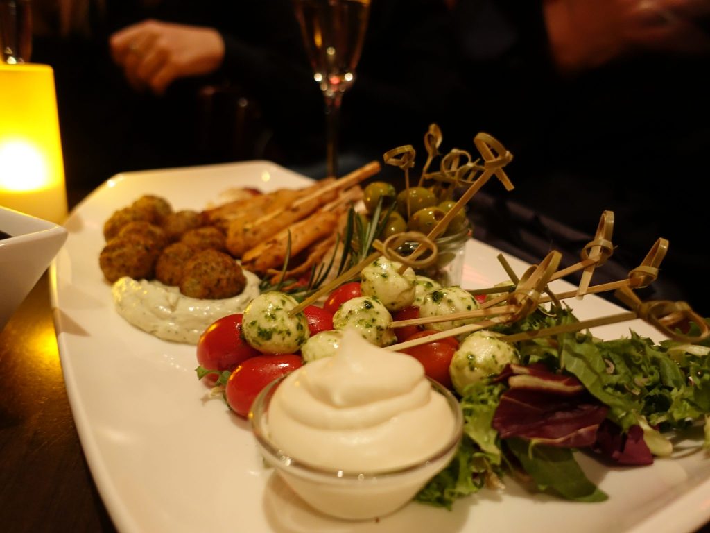 Gemischte Platte im Chamäleon Theater in den Hackeschen Höfen: Von Hühnerspieße, über Falafel und Hummus zu Morzarella und Tomaten