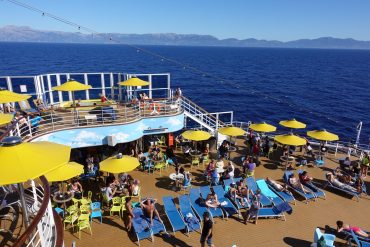 Sonnendeck auf einem Kreuzfahrtschiff