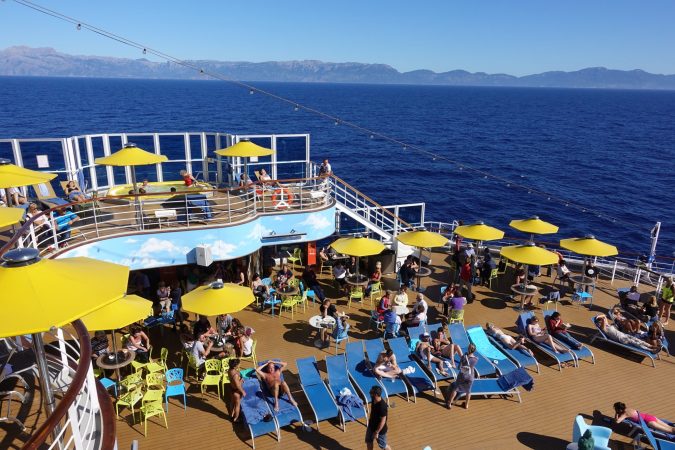 Sonnendeck auf einem Kreuzfahrtschiff