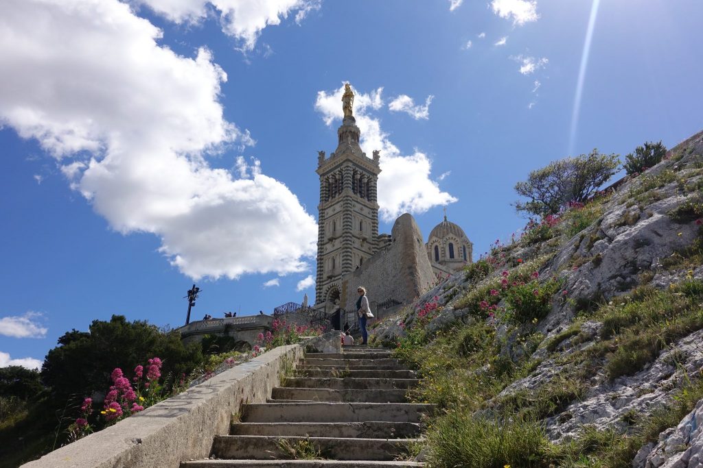 die steilen Stufen hoch zur Notre Dame de la Garde in Marseille