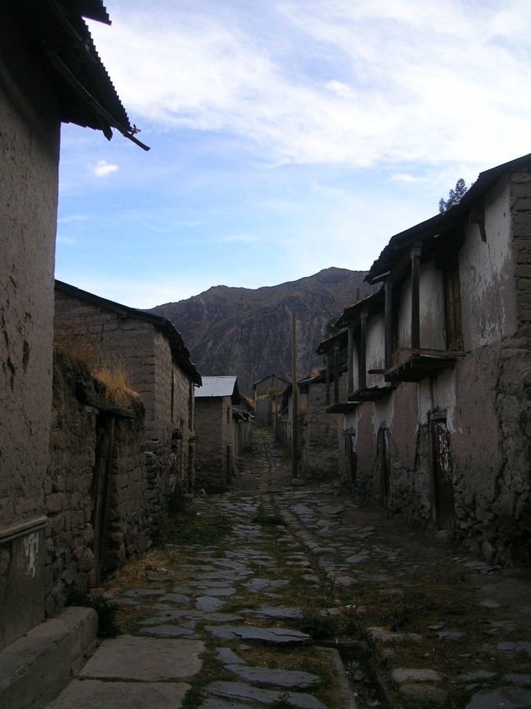 Gasse im Dorf Huarhua im Cotahuasi Canyon