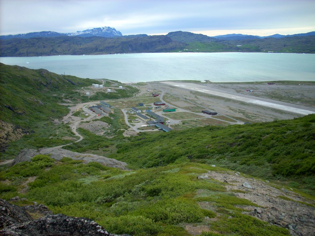 Narsarsuaq von oben mit Blick auf die Landebahn