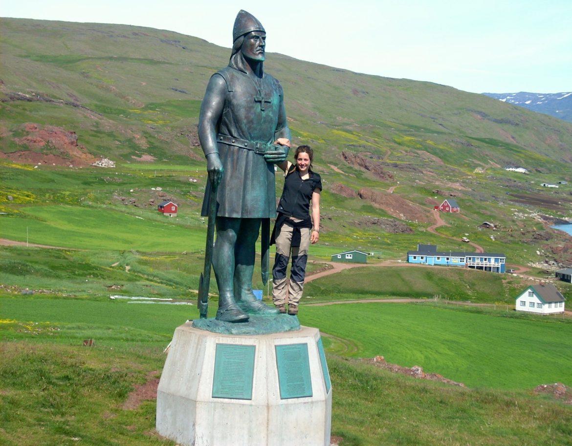 Ich und die Statue von Leif Erikson in Qassiarsuk