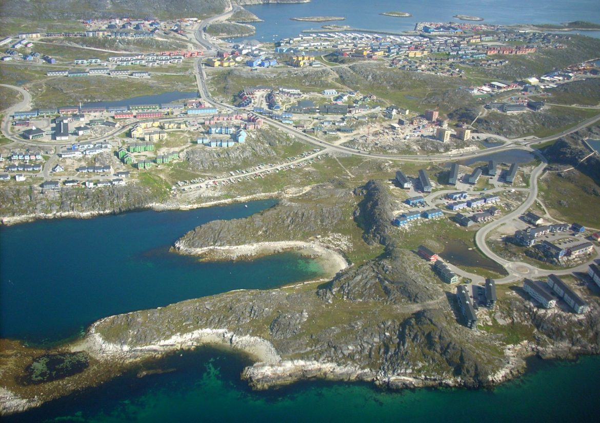 Landeanflug auf Nuuk: Nuuk von oben