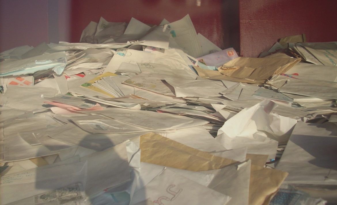 Briefe für den Weihnachtsmann im Santa Claus Briefkasten in Nuuk