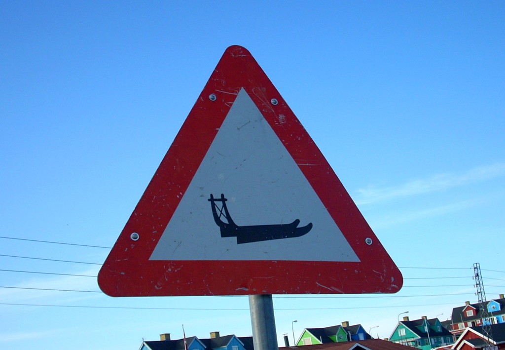 Vorsicht Schlitten! Verkehrsschild in Grönland