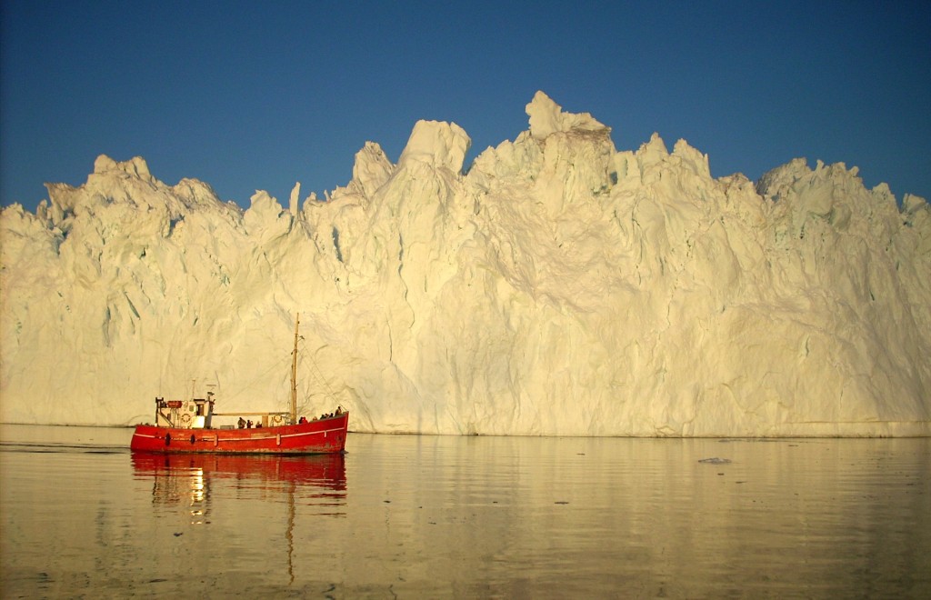 Boot im Eisfjord in Ilulissat