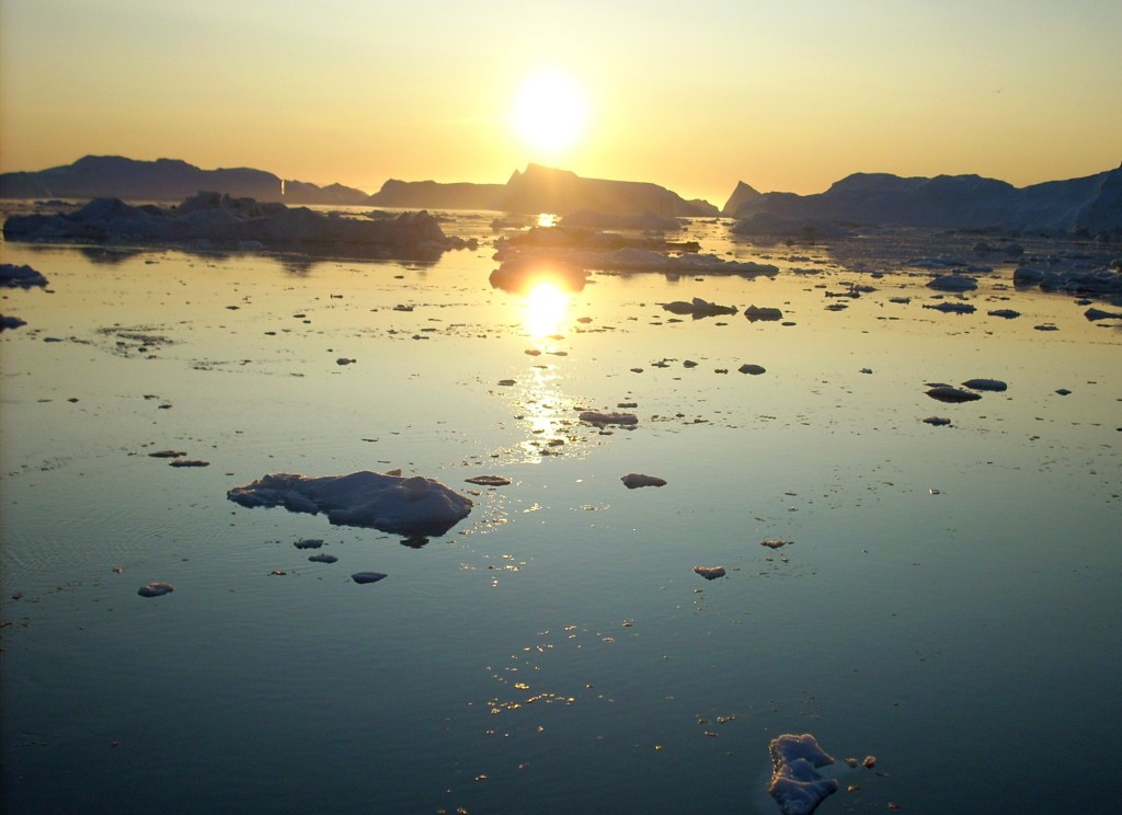 Mitternachtssonne & Eisberge in Illulisat in Grönland