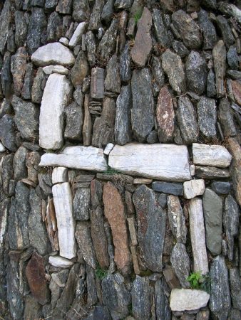 Ein in die Steinterrassen eingearbeitetes Lama in Choquequirao