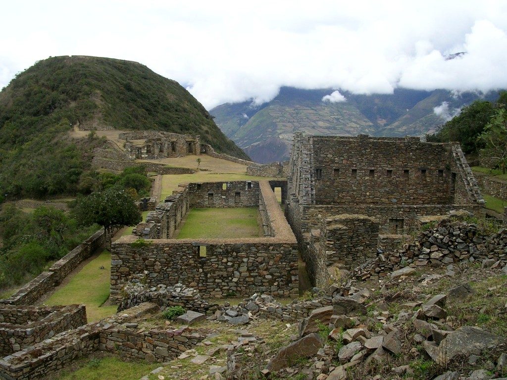 Das gut erhaltene Zentrum der Inkastadt Choquequirao am Bergplateau