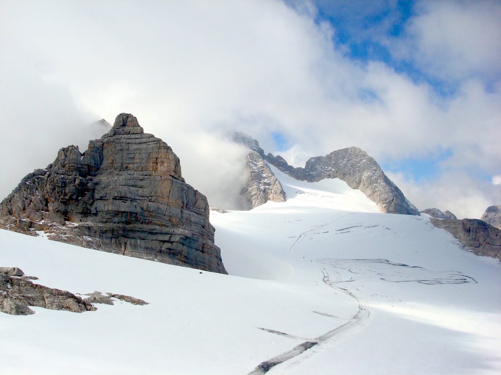 Dirndl und Dachstein versteckt in den Wolken