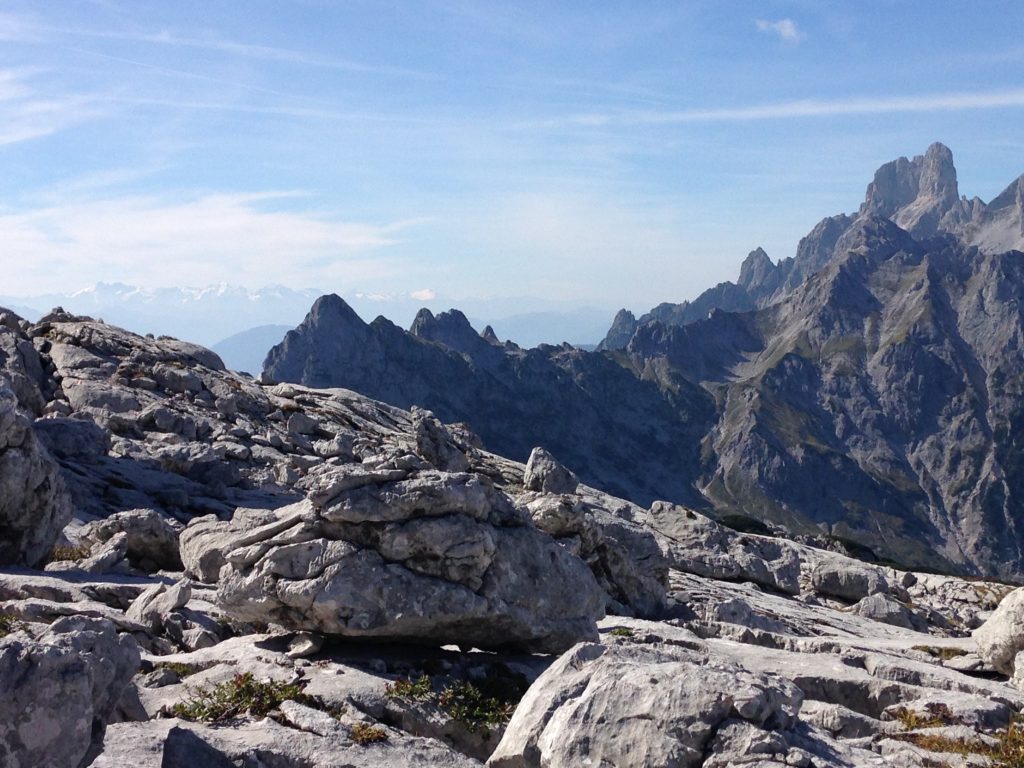 Wunderschöner Ausblick auf die umliegenden Berge und dem Gosaukamm am Weg von der Simonyhütte zur Adamekhütte