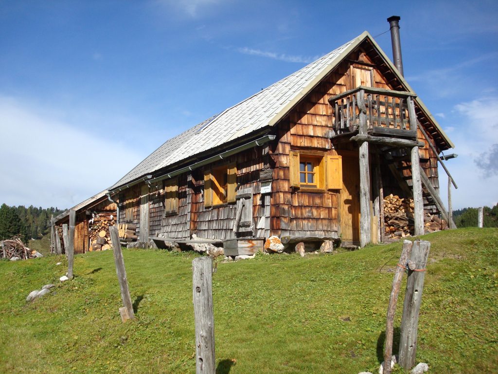 Das Haus der verlassenen Guttenbergalm am Dachsteinrundwanderweg