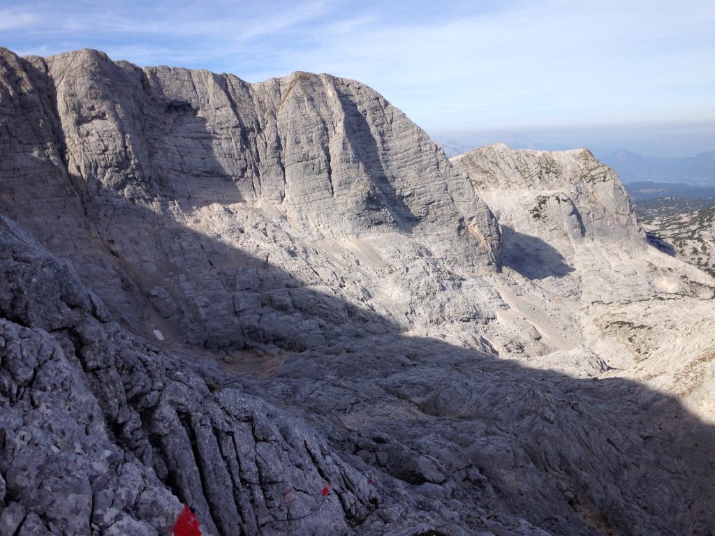 Der steinige Weg entlang der Felswände von der Simonyhütte zur Adamekhütte