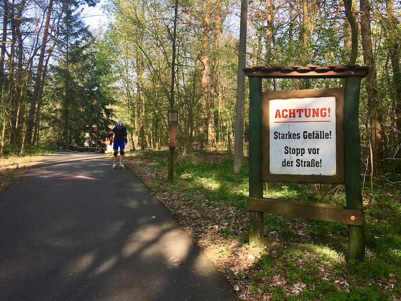 Fläming Skate: Hinweisschild "Starkes Gefälle"