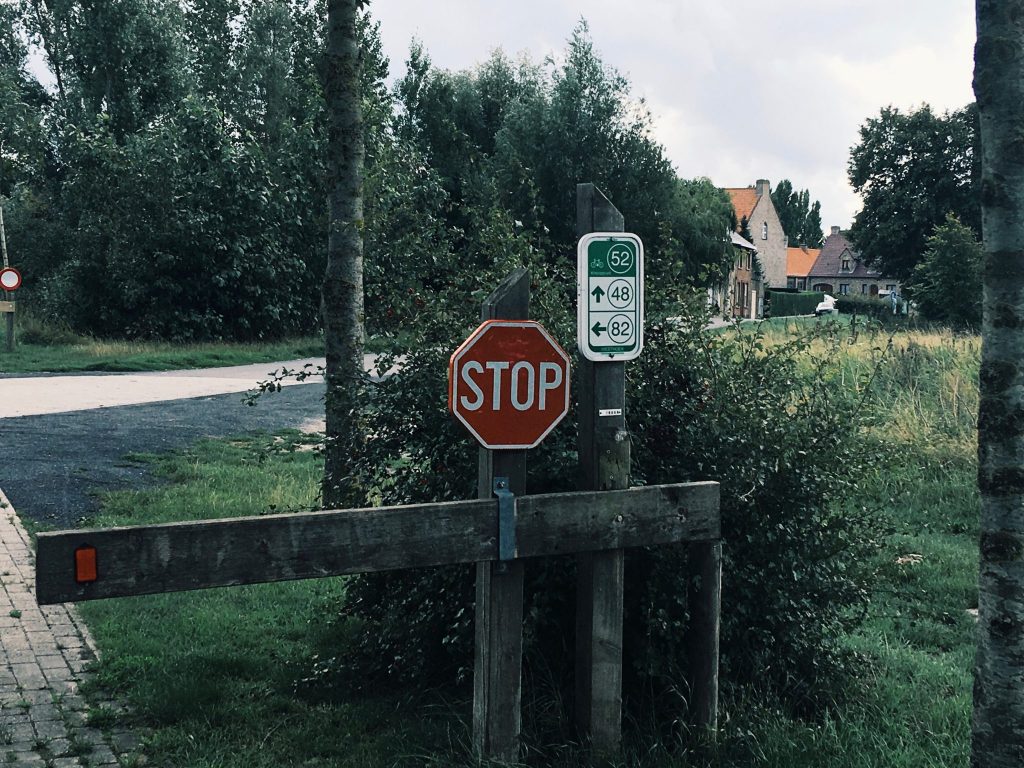 Eine Absperrung mit roter Stopptafel und Knotenpunktschild