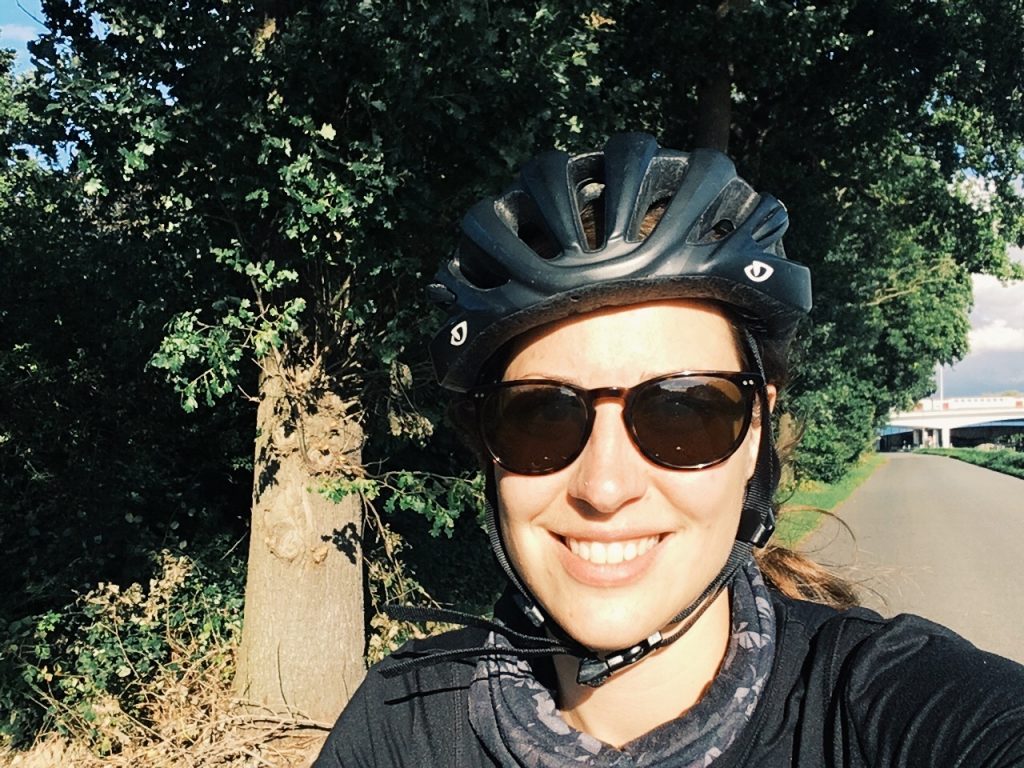 Mein Gesicht mit Sonnenbrille und Fahrradhelm