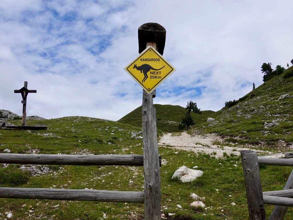 Hochpustertaler Höhenweg: Rossalm mit Kanguru-Schild