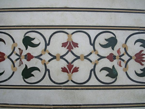 Wandfliesen mit Blumen im Taj Mahal
