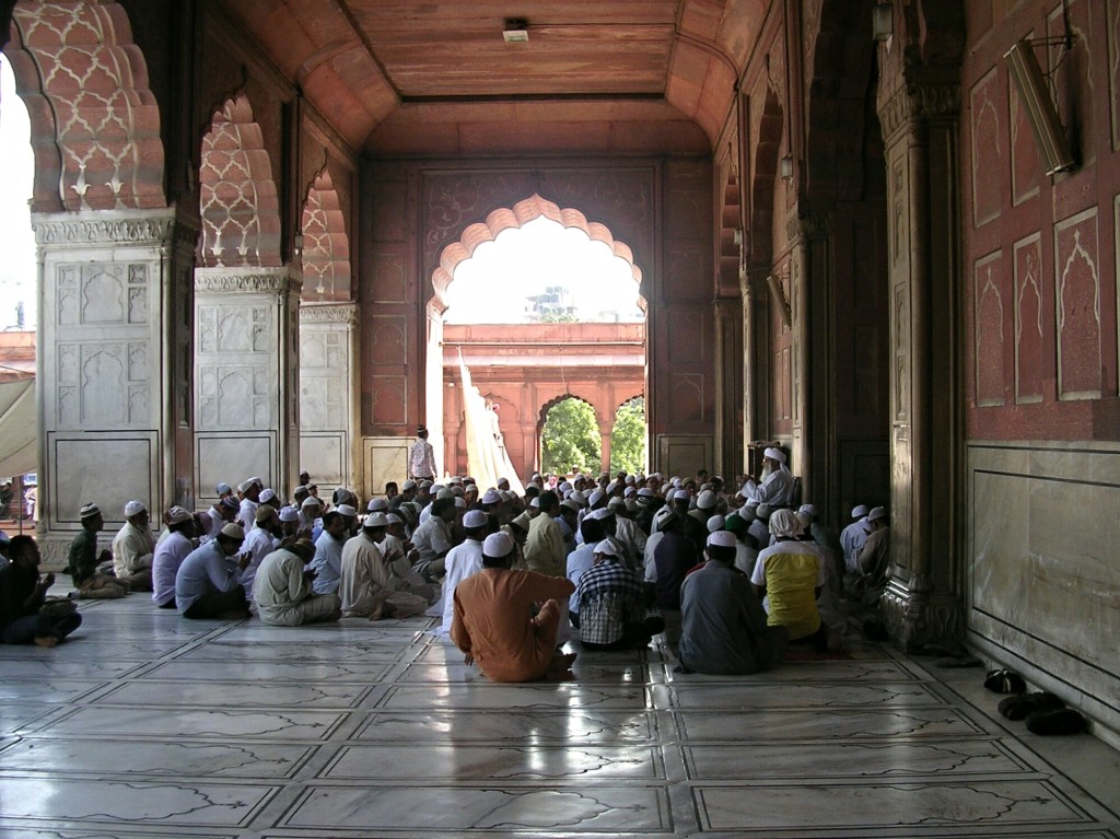 Zusammensitzende Männer in der Jama Masjid (Freitagsmoschee) in Delhi