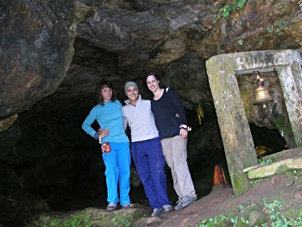 Ich & zwei Reisefreundinnen vor dem Eingang zur Siddha Gufa Höhle in Bandipur
