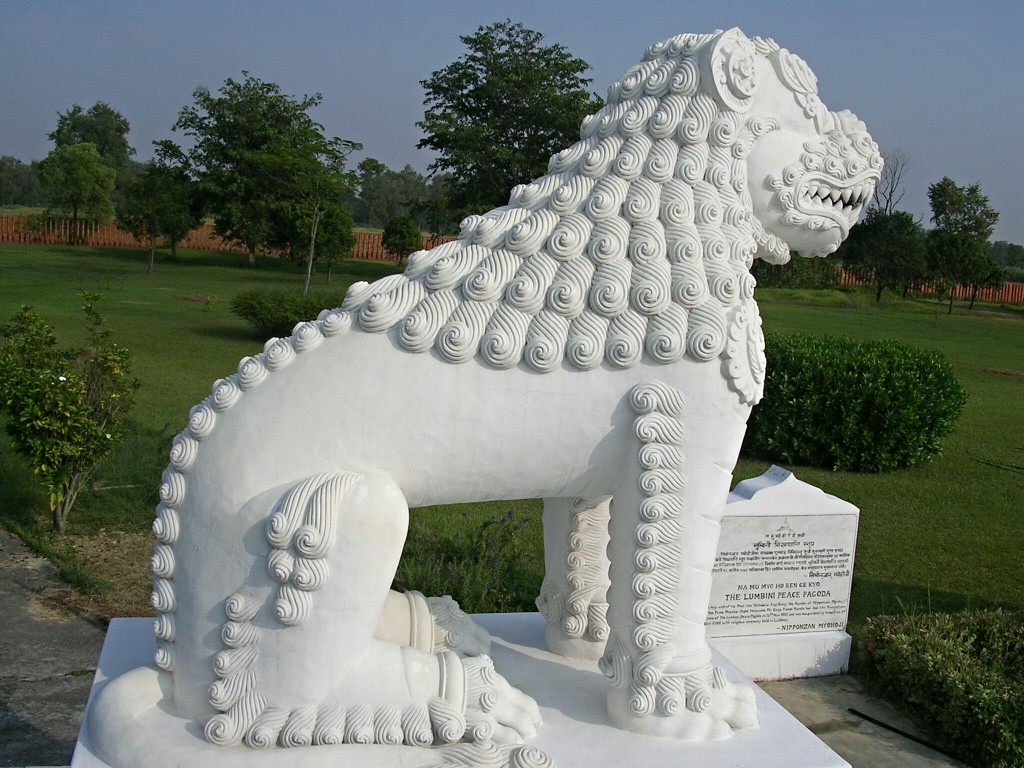 Tierstatue am Eingang der World Peace Pagode in Lumbini