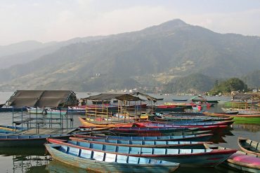 Bunte Boote am Phewa Lake in Pokhara