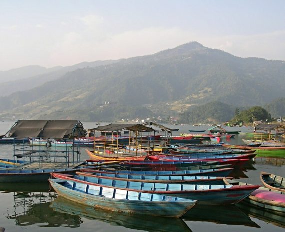 Bunte Boote am Phewa Lake in Pokhara