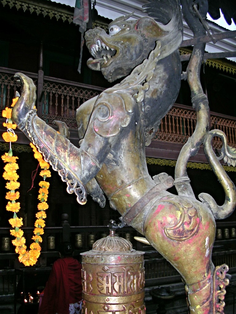 Drachenstatue in Kwa Bahal in Patan (Kathmandu, Nepal)