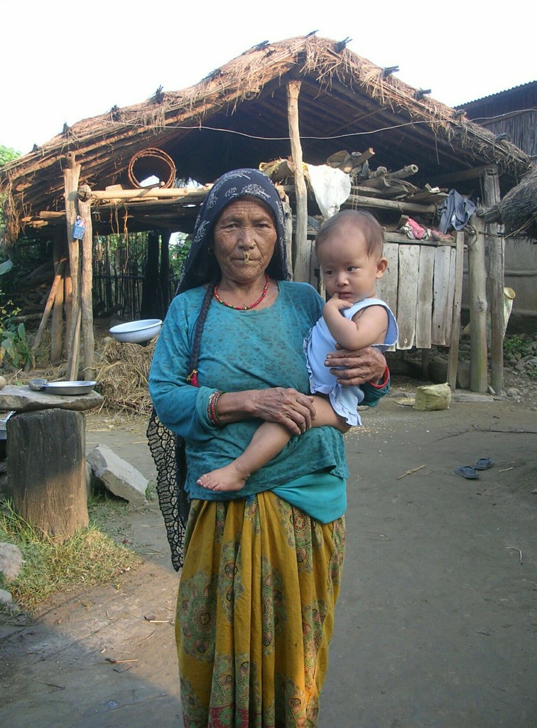 Tharu Oma mit Kind in Nepal