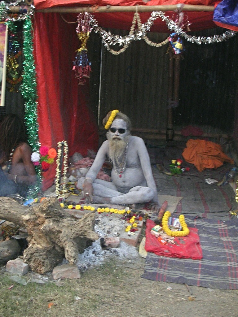 Nackte Männer am Ganga Sagar Mela Festival
