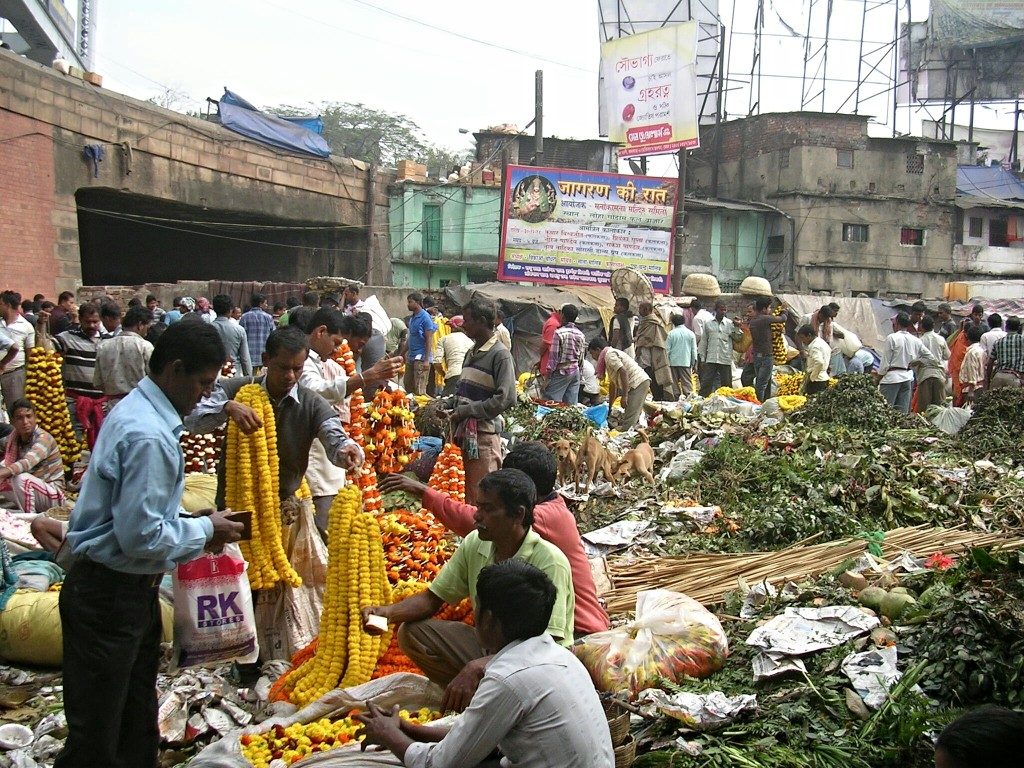 Der gut besuchte Blumenmarkt in Varansi (Indien)