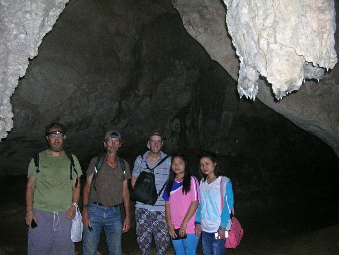 Gruppenfoto in der Takhobi Höhle in Um Phang