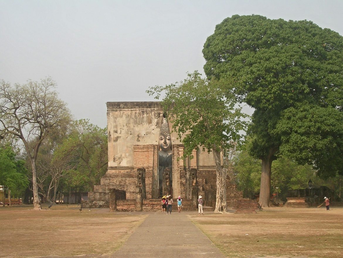 Wat Si Chum Tempel in Sukothai von der Ferne