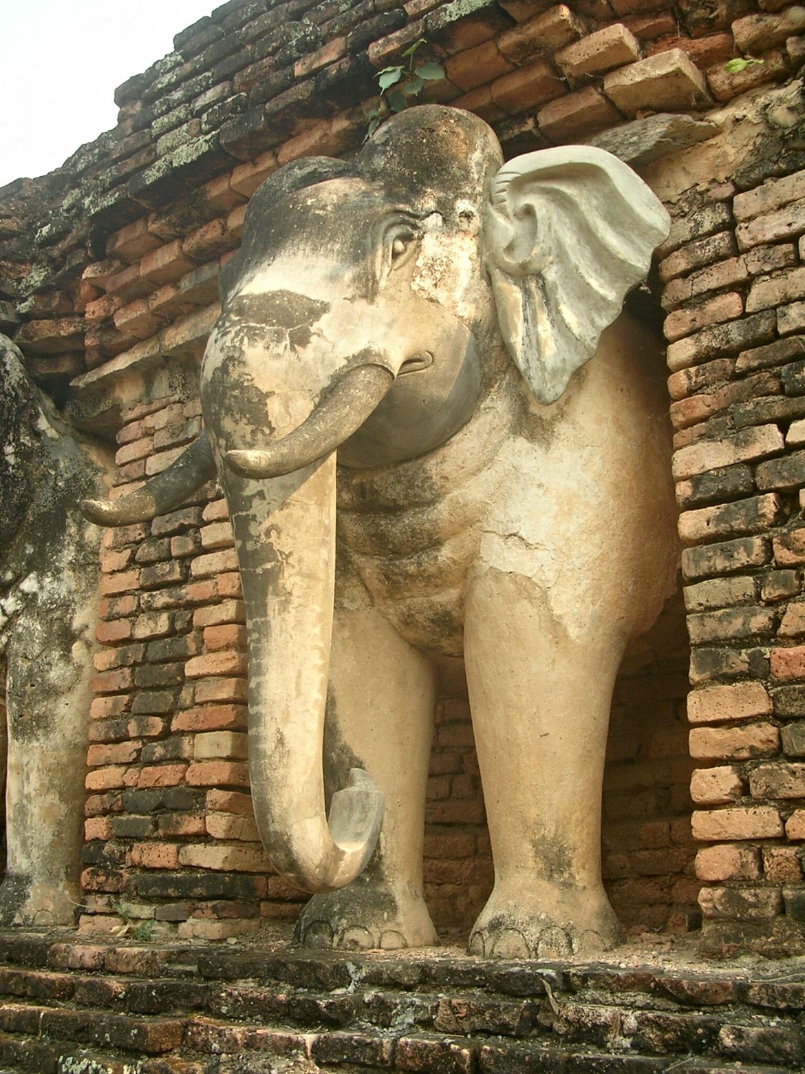 Elefant am Wat Chang Lom Tempel oder Wat Sorasak Tempelin Sukhothai