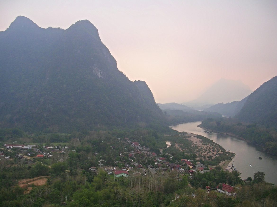 Ausblick vom Berg bei Muang Ngoi Neua