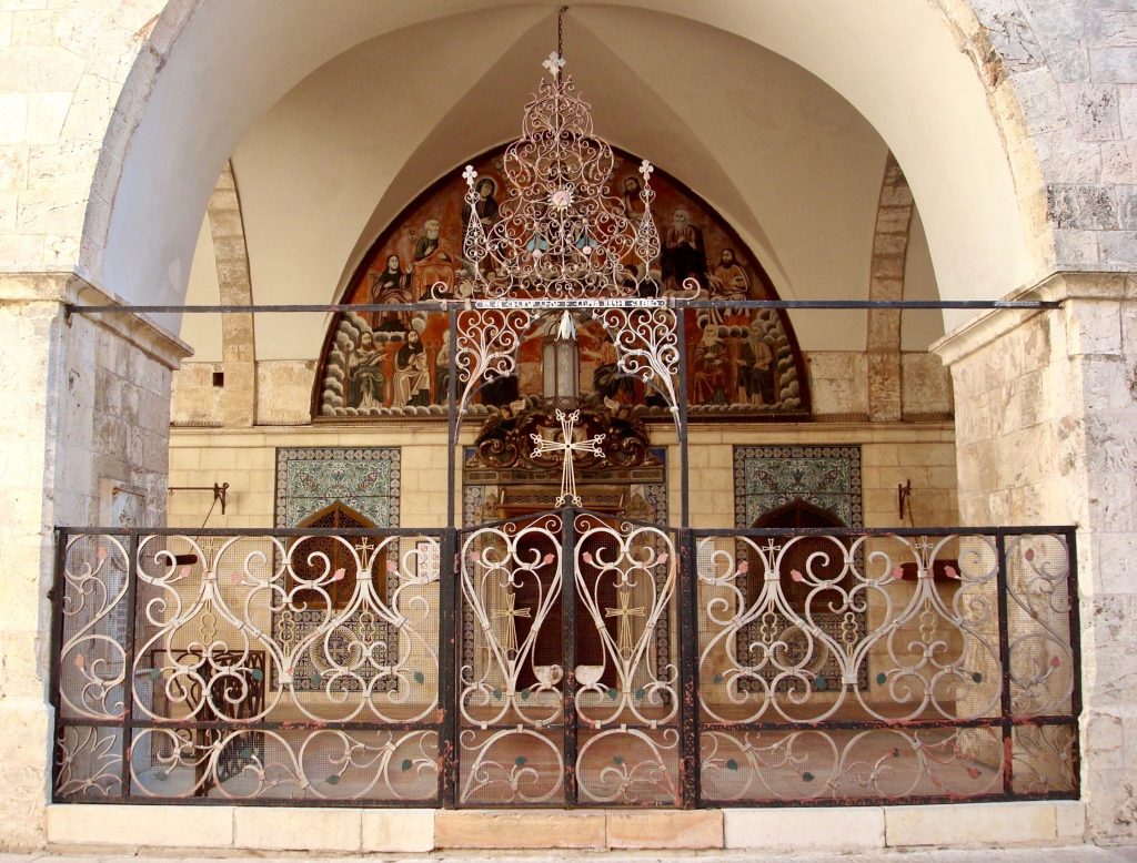 Ein Zaun ist in den Arkadenboden montiert, dahinter der Bereich der St. Jakobus Katedrahle im armensichen Viertel von Jerusalem