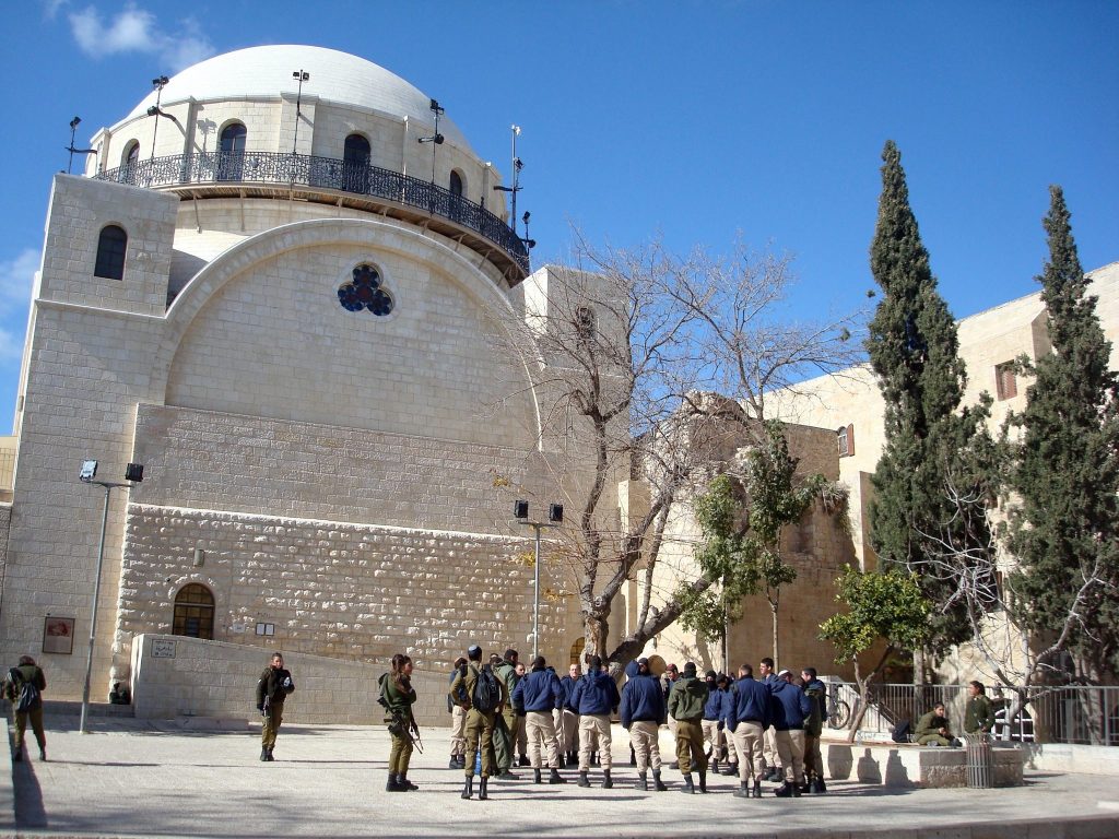 Die weiße Hurva Synagoge, davor ist eine Gruppe von Soldaten und Soldatinnen, rechts im Bild sind zwei Bäume