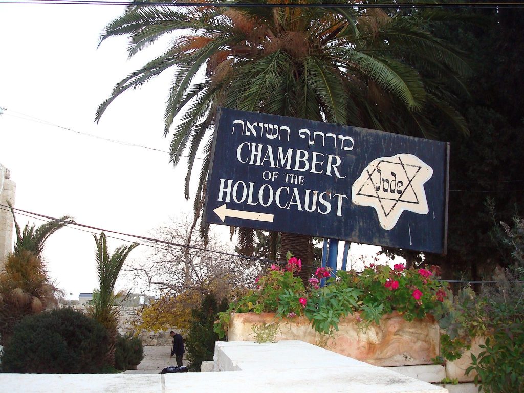 Hinweisschild zur "Chamber of the Holocaust" beim Davidsgrab, dahinter ist eine Palme