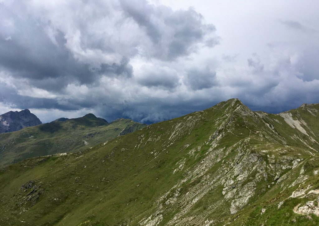 Gewitterwolken hinter dem Berggrat am Karnischen Höhenweg