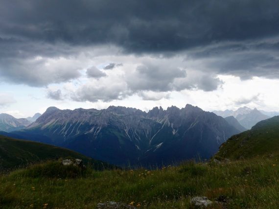 Richtiges Verhalten bei Gewitter in den Bergen: Gewitter am Karnischen Höhenweg