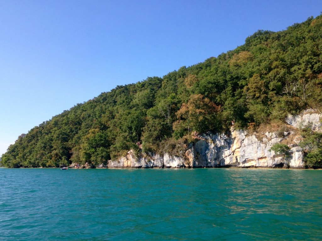 Klippen springen am Lac d'Annecy