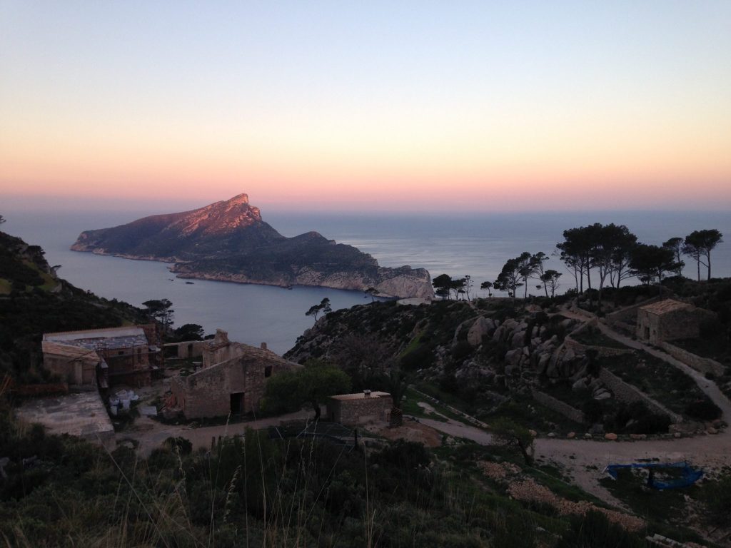 Blick auf LaTrapa & die Insel Dragonera am GR221 bei Sonnenaufgang